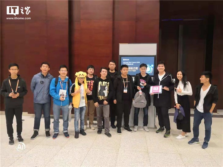 蓝衣是玄隐,皮卡丘是文轩